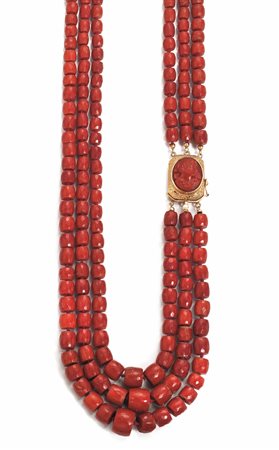 COLLANA IN ORO GIALLO E CORALLOrealizzata a tre fili di barilotti sfaccettati...