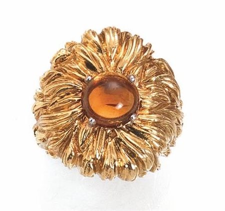 ANELLO IN ORO GIALLO E AMBRArealizzato a fascia alta in oro cesellato a...