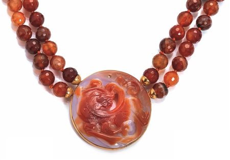 COLLANA IN ORO GIALLO, ORO A BASSO TITOLO E CORNIOLArealizzata a due fili di...