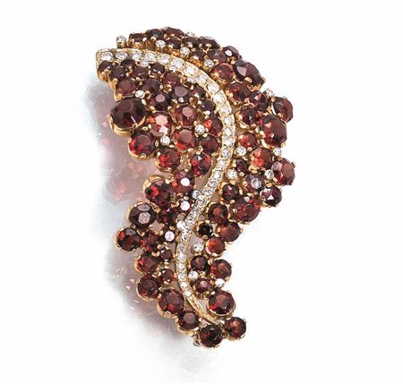 SPILLA IN ORO GIALLO, GRANATI E DIAMANTImodellata come una foglia in oro...