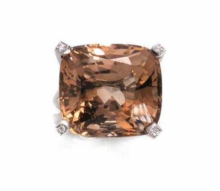 ANELLO IN ORO BIANCO, TOPAZIO E DIAMANTIal centro un topazio rettangolare...