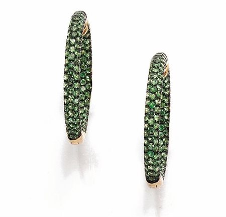 PAIO DI ORECCHINI IN ORO GIALLO, ORO BRUNITO E GRANATI ciascuno realizzato a...