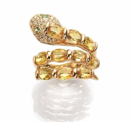 ANELLO IN ORO GIALLO, ZAFFIRI GIALLI, GRANATI VERDI E DIAMANTImodellato a...