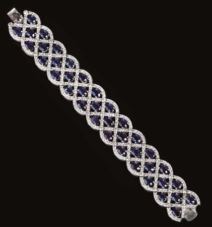 BRACCIALE IN ORO BIANCO, ZAFFIRI E DIAMANTIrealizzato a nastro morbido...