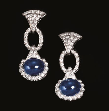 PAIO DI ORECCHINI IN ORO BIANCO, ZAFFIRI E DIAMANTIciascuno realizzato con un...