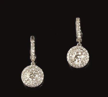 PAIO DI ORECCHINI PENDENTI IN ORO BIANCO E DIAMANTIciascuno realizzato con...