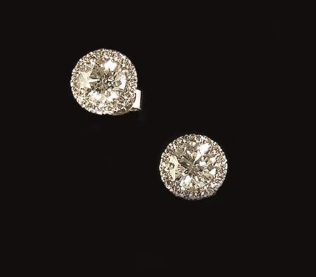 PAIO DI ORECCHINI PUNTO LUCE IN ORO BIANCO E DIAMANTIal centro un diamante...