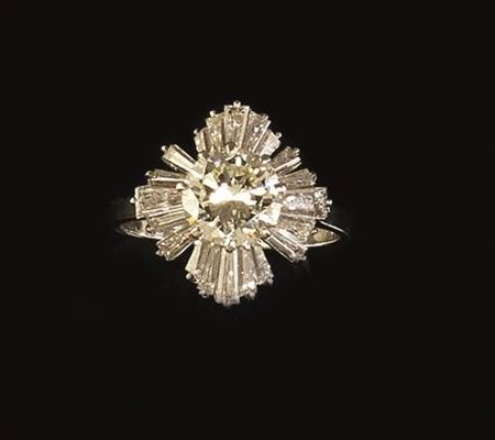 ANELLO IN ORO BIANCO E DIAMANTIal centro un brillante di 1.50 ct circa...