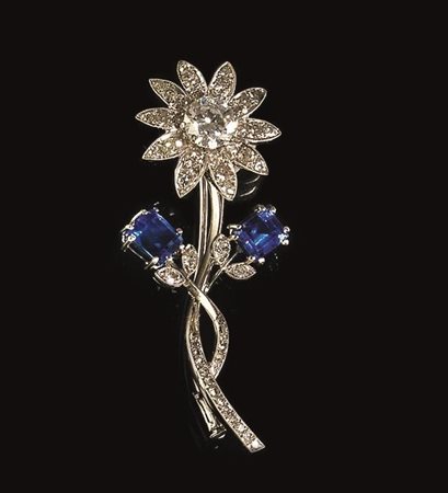SPILLA IN ORO BIANCO, ZAFFIRI E DIAMANTIdisegnata come un tralcio fiorito con...