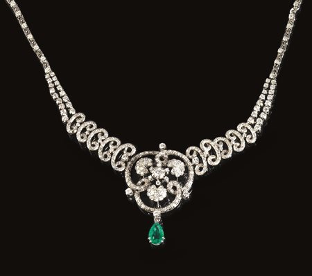 COLLANA IN ORO BIANCO, SMERALDO E DIAMANTIal centro un motivo a volute e...