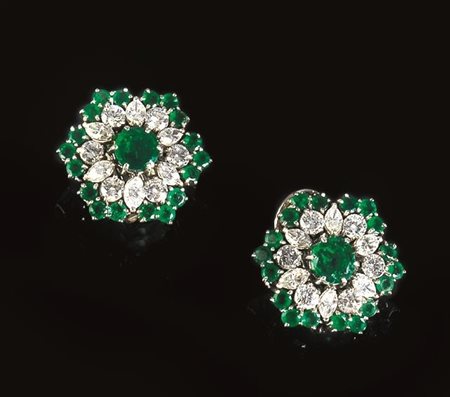 PAIO DI ORECCHINI IN ORO BIANCO, SMERALDI E DIAMANTIciascuno realizzato a...