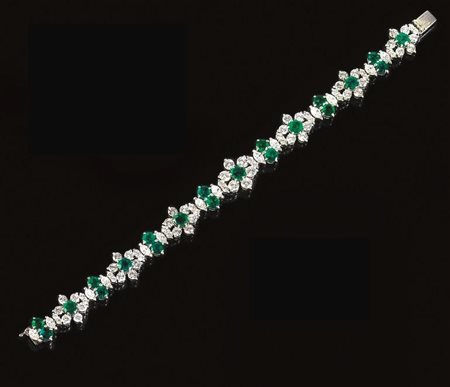 BRACCIALE IN ORO BIANCO, SMERALDI E DIAMANTIrealizzato ad una fila di corolle...