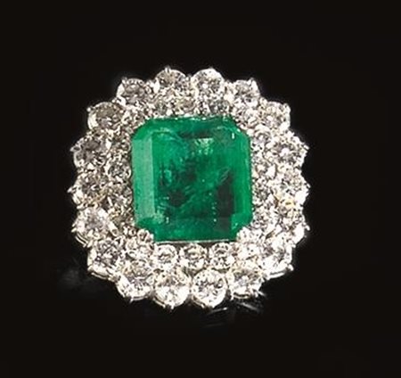 ANELLO IN ORO BIANCO, SMERALDO E DIAMANTIal centro uno smeraldo colombiano...