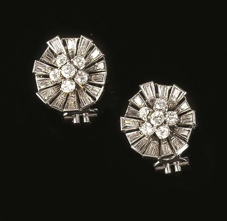 PAIO DI ORECCHINI CLIP, CUSI, IN ORO BIANCO E DIAMANTIciascuno realizzato...