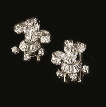 PAIO DI ORECCHINI CLIP IN ORO BIANCO E DIAMANTIciascuno disegnato come piume...