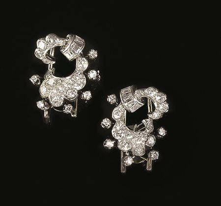 PAIO DI ORECCHINI CLIP, CUSI, IN ORO BIANCO E DIAMANTIciascuno lavorato a...