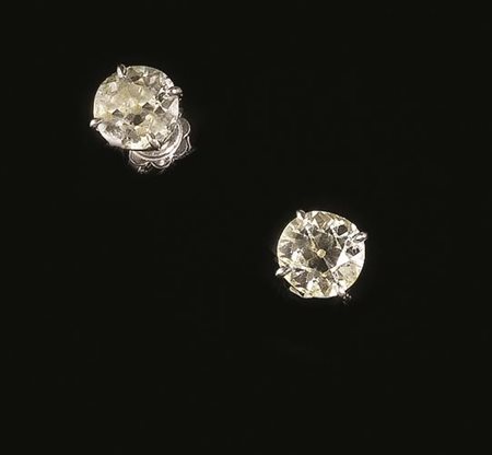 PAIO DI ORECCHINI 'PUNTO LUCE' IN ORO BIANCO E DIAMANTIciascuno realizzato...