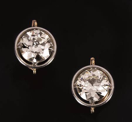 PAIO DI ORECCHINI IN ORO GIALLO, ORO BIANCO E DIAMANTIciascuno realizzato a...