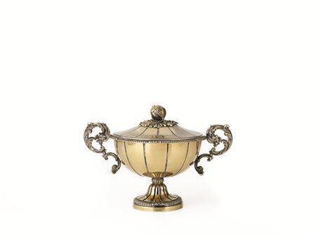 TAZZA DA PUERPERA, TORINO, 1830 CIRCA in vermeil, base, coppa e coperchio a...
