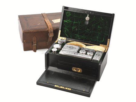 SCRITTOIO DA VIAGGIO CON ACCESSORI DA TOILETTE, LONDRA, 1856, ARGENTIERE...