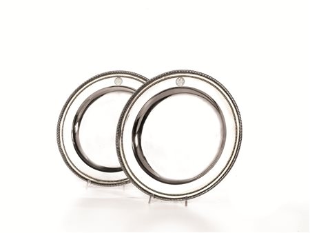 COPPIA DI VASSOI, LONDRA, 1773 in argento, tesa perlinata e sbalzata ad...