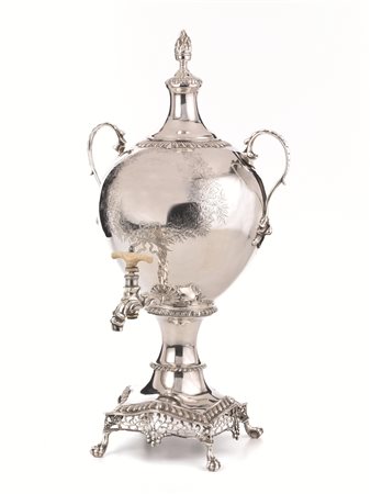 SAMOVAR, LONDRA, 1768in argento, corpo sferico decorato da nastro di fiori...