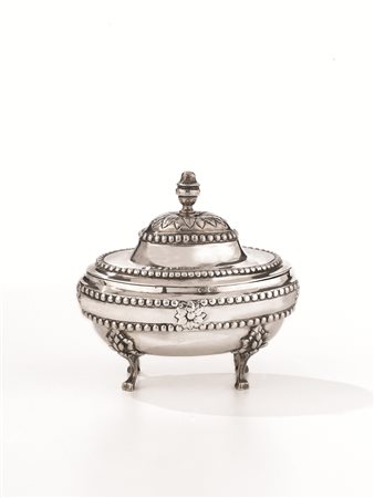 ZUCCHERIERA, TORINO, 1830 CIRCAdi forma ovale, in argento, corpo profilato da...