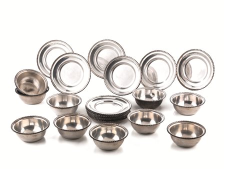 DIECI COPPETTE LAVADITA E QUATTORDICI PIATTINI DA PANE, SECOLO XXin metallo...