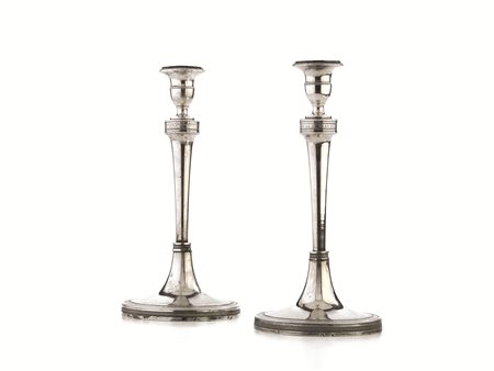 COPPIA DI CANDELIERI, INIZI SECOLO XIX in argento, fusto a colonna...