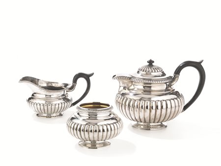 SERVITO DA CAFFE', SECOLO XXin argento sbalzato a baccellature, composto di...