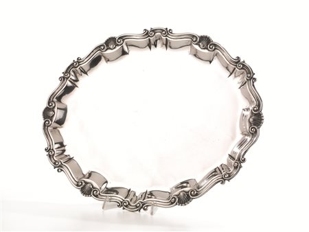 VASSOIO, SECOLO XXin argento di forma ovale con tesa sagomata e decorata a...