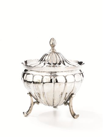 SCATOLA, LOMBARDIA, FINE SECOLO XVIII di forma circolare in argento sbalzato,...