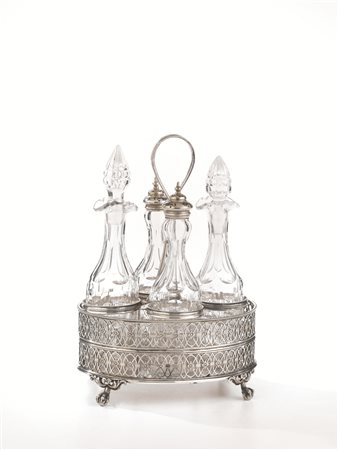 OLIERA, SECOLO XXin argento, base ovale con alto bordo traforato, quattro...