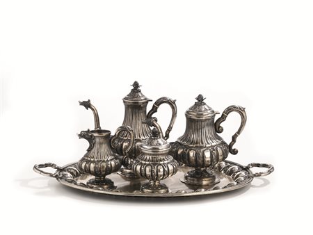 SERVITO DA TE' E CAFFE', FIRENZE, SECOLO XXin argento sbalzato a foglie e...