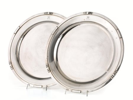 COPPIA DI VASSOI CIRCOLARI, MILANO, 1935 CIRCA, ARGENTIERE LUIGI GENAZZIbordi...