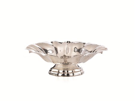 VASCHETTA CENTROTAVOLA, SECOLO XXin argento di forma ovale sagomata, cm...