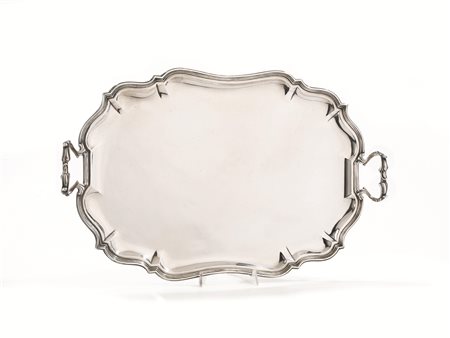 GUANTIERA, SECOLO XXin argento di foma rettangolare sagomata, due anse a...