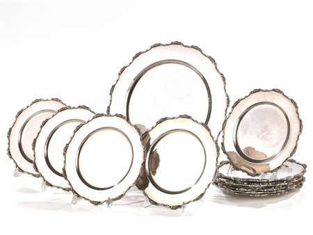 DODICI PIATTI DA FRUTTA ED UN VASSOIO CIRCOLARE, SECOLO XX, ARGENTIERE...