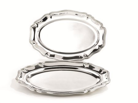 COPPIA DI VASSOI OVALI, SECOLO XXin argento con tese sagomate, cm 49x30, g...