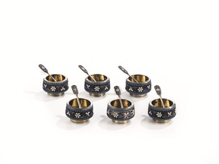 SEI PICCOLE SALIERE CON CUCCHIAINI, RUSSIA, SECOLO XXin vermeil e smalti nei...