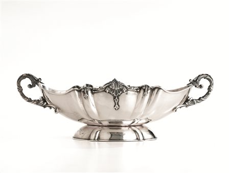 CENTROTAVOLA, SECOLO XXin argento di forma ovale sagomata, anse a volute di...