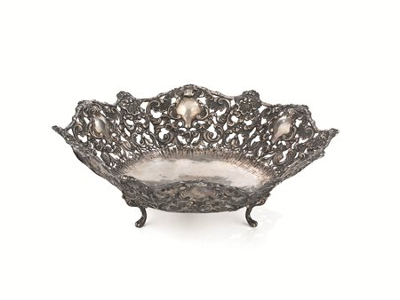 CENTROTAVOLA, SECOLO XXin argento, di forma circolare con ampia tesa...