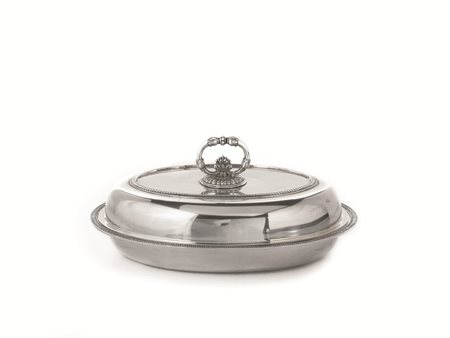 LEGUMIERA, SECOLO XX di forma ovale, inargento con profili a foglie...