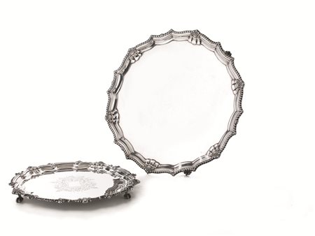 DUE SALVER, INGHILTERRA, SECOLO XXin metallo argentato con bordi sagomati,...