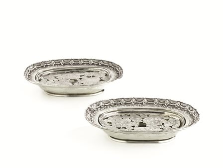 COPPIA DI VASSOIETTI, TIFFANY, SECOLO XX in argento sterling, di forma ovale,...