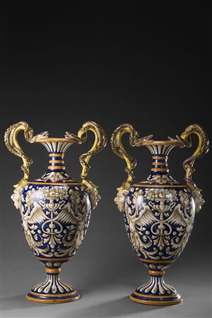 Manifattura italiana inizio del sec. XX Coppia di vasi in ceramica a fondo...