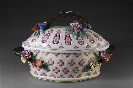 Manifattura di Cina sec. XX Zuppiera biansata in porcellana decorata in...