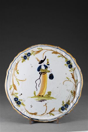 Lombardia sec. XVIII-XIX Alzata in maiolica a bordo mistilineo decorata in...