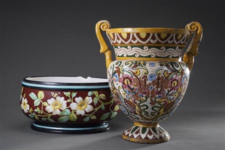 Lotto composto da un vaso biansato ed uno di manifattura francese del sec....