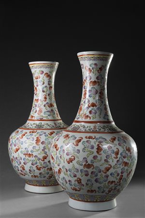 Manifattura di Cina sec. XX Coppia di vasi 'tianqiu' a bottiglia in...